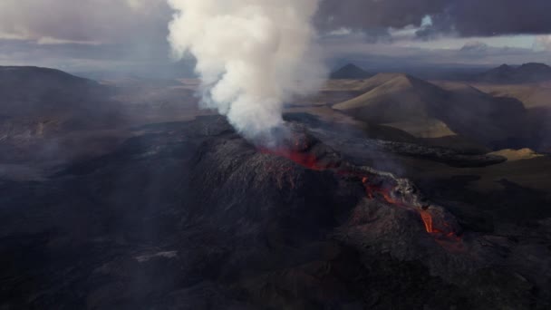 Drone over de vulkaan Fagradalsfjall met gesmolten Lava — Stockvideo