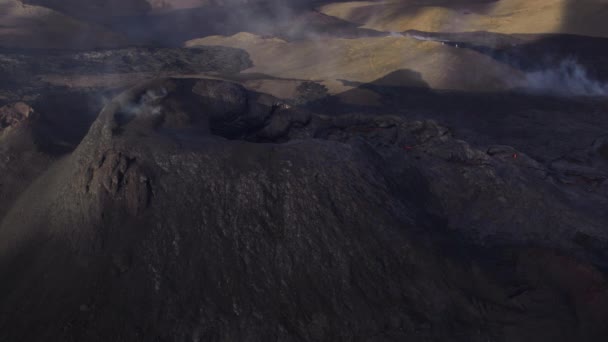 Беспилотник над дымящимся вулканом — стоковое видео