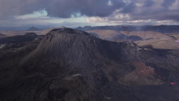 Dumanlı Fagradalsfall Volkanı Üzerine İHA — Stok video