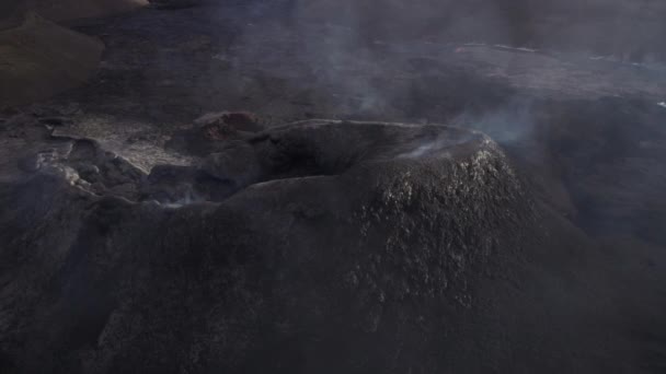 Drohne über dem rauchenden Vulkan Fagradalsfjall — Stockvideo