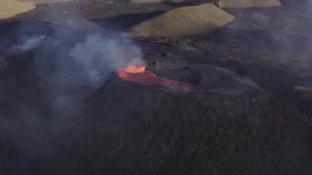 Drone boven het uitbarsten van Fagradalsfjall Vulkaan — Stockvideo