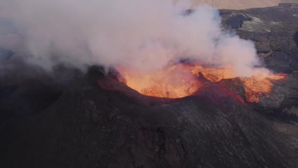 Drone boven het uitbarsten van Fagradalsfjall Vulkaan — Stockvideo