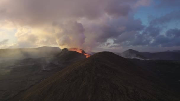 Drone sopra eruzione vulcano Fagradalsfjall — Video Stock