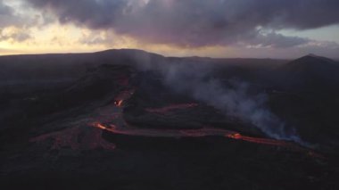 Erimiş Lavların İnsansız Hava Aracı Patlayan Fagradalsfall Volkanından Akıyor