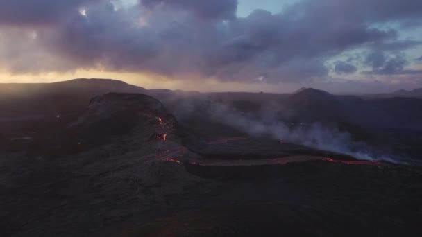 Drone sobre de fluxo de lava de Fagradalsfjall vulcão — Vídeo de Stock