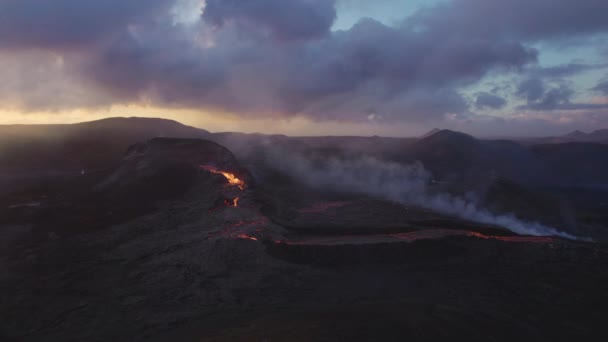 Drone sopra di flusso di lava dal vulcano Fagradalsfjall — Video Stock