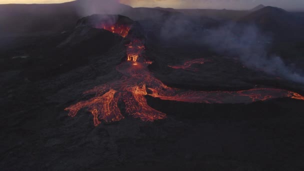 Drone sobre de fluxo de lava de Fagradalsfjall vulcão — Vídeo de Stock