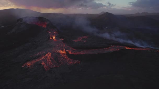 Olvadt lávafolyam drónja a kitörő Fagradalsfjall vulkánból — Stock videók