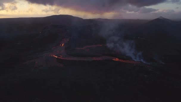 Dron roztaveného toku lávy z erupce sopky Fagradalsfjall — Stock video