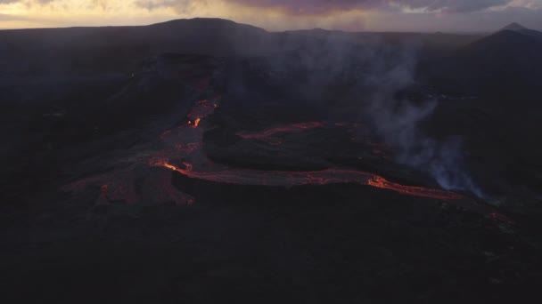 冰岛弗拉达尔火山喷发产生的熔岩熔岩流中的钻头 — 图库视频影像