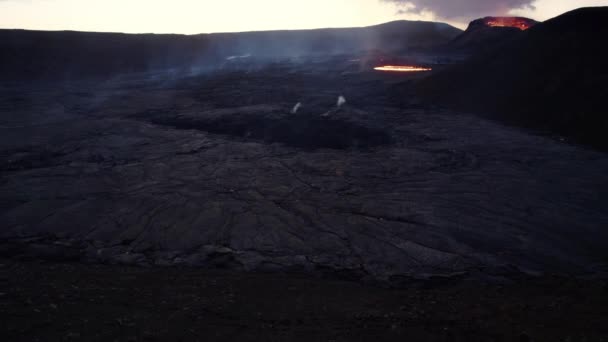 Drone sobre paisagem vulcânica da lava do vulcão Fagradalsfjall — Vídeo de Stock