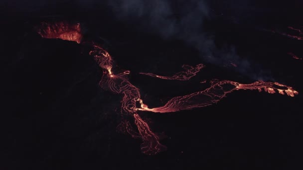 Drone vlucht over gloeiende Lava stroom van het onderbreken van de Fagradalsfjall vulkaan — Stockvideo