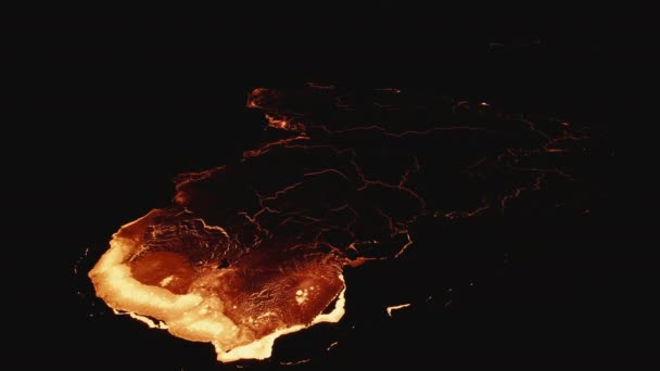 Беспилотник над расплавленной лавой от извергающегося вулкана Фаградальсфьолл — стоковое видео