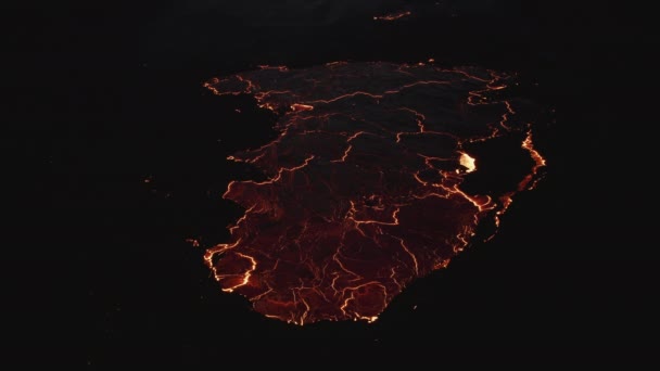 Drone over gesmolten Lava van het onderbreken van de vulkaan Fagradalsfjall — Stockvideo