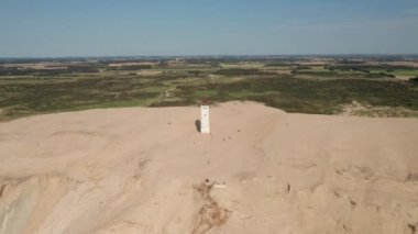 Rubjerg Knude Deniz feneri Etrafı yemyeşil ormanlarla çevrili