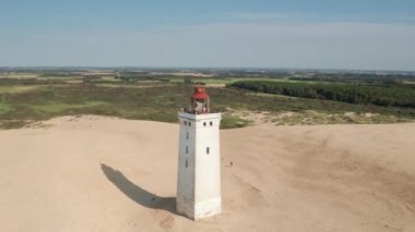 Rubjerg Knude Deniz fenerinin görkemli insansız hava aracı görüntüsü Etrafı kum tepeleri ve denizle çevrili