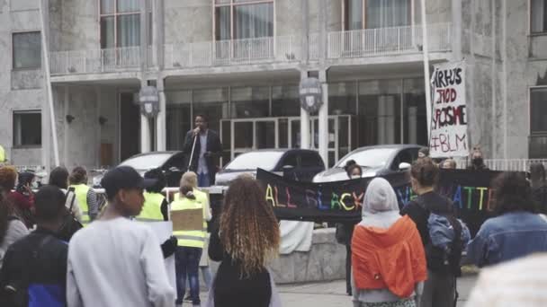 Protesto atendido por grupos a favor da causa A vida negra importa — Vídeo de Stock