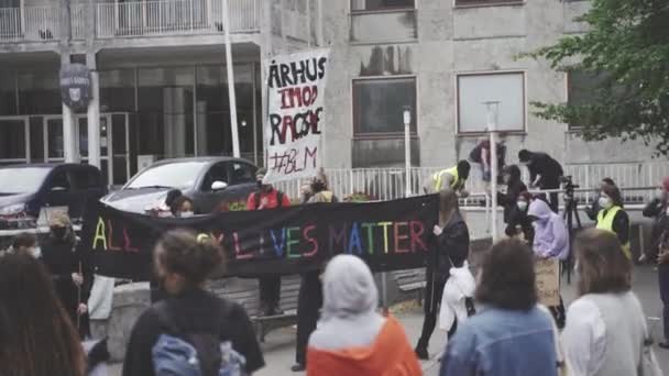 Samla affischer upphöjda på Black Lives materia Protest Held supportrar — Stockvideo