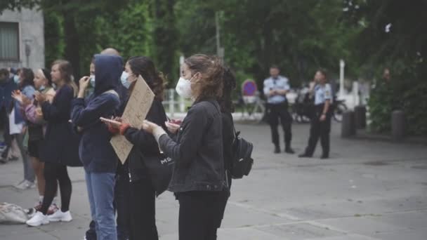 Manifestantes que apoyan el mitin de Black Lives Matter llevaban máscaras faciales — Vídeo de stock