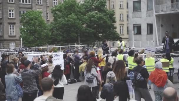Una foto panorámica de una protesta sobre la importancia de la vida de los negros — Vídeo de stock