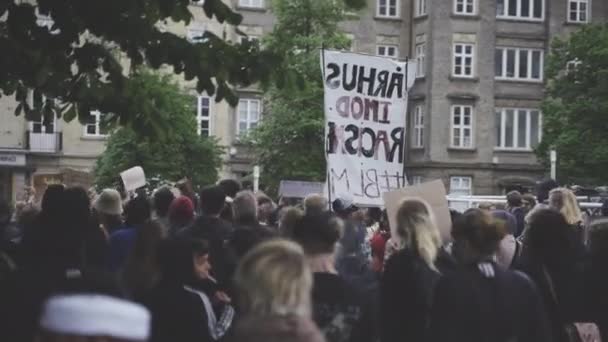 Protestanter marscherar till stöd för de svarta liv materia — Stockvideo