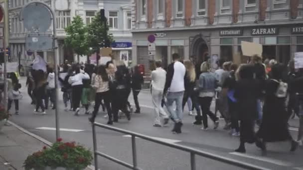 Demonstranten von Black Lives Matter marschieren mit ihren Kundgebungsbannern durch die Straßen — Stockvideo