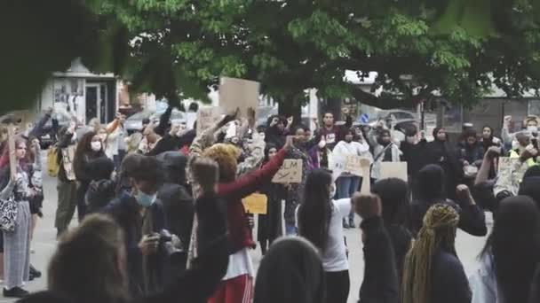 Des gens rassemblés dans la rue protestent pour une seule cause- Des vies noires comptent — Video