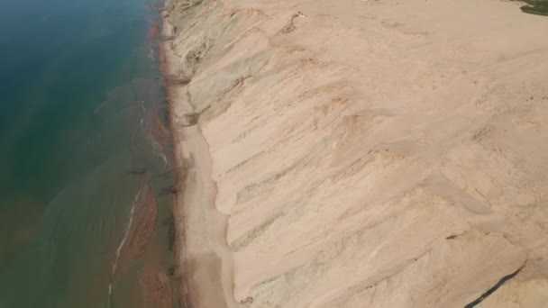 Dunes a Rubjerg Knude világítótoronyban nyugodt óceáni vizekkel körülvéve — Stock videók