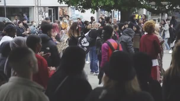 Manifestantes batendo palmas e balançando seus corpos para o ritmo como eles aumentam a consciência — Vídeo de Stock