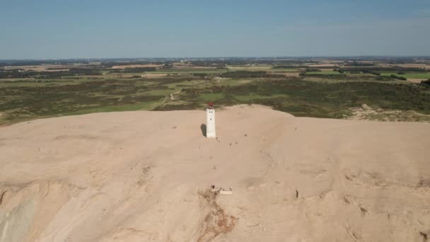 Rubjerg Knude Φάρος Περιτριγυρισμένο από αμμόλοφους με Lush Green Forest — Αρχείο Βίντεο