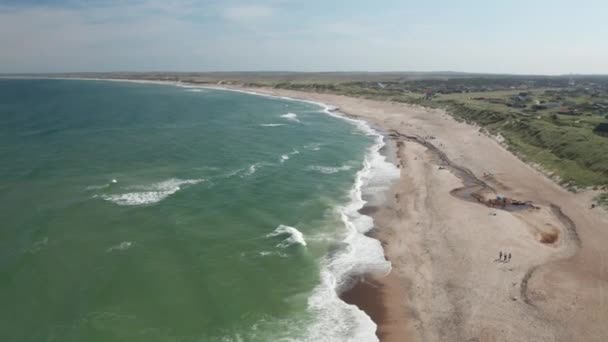 Playa en la costa oeste de Dinamarca con arena fina y el mar tranquilo — Vídeos de Stock