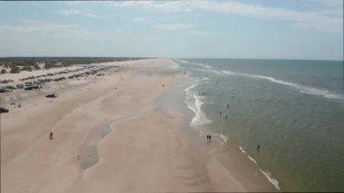 Plaj ve Sonsuz Deniz ve Gökyüzü Ufku 'ndaki turistler