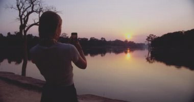 Kamboçya 'da Günbatımının Görkemli Manzarasının Fotoğrafını Çeken Kadın Gezgin