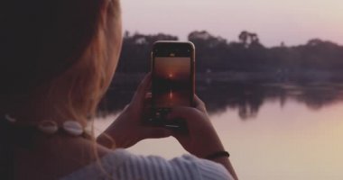 Kameralı Telefon Tutan Bir Kişi Gün Batımları Gibi Görkemli Bir Görüntü Yakalıyor