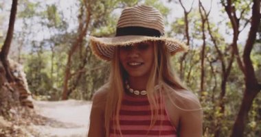 Sevgili Bayan Gezgin Kamboçya Ormanının Manzarasını Takdir Ederken Gülümsüyor