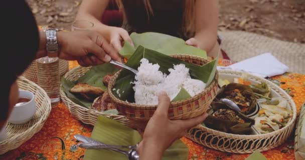 Valbara måltider serveras i inhemska tillverkade material från Kambodja — Stockvideo