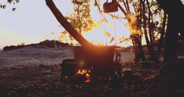 Campfire έκρηξη με πορτοκαλί φλόγες σε χαμηλή προοπτική σταθερή λήψη της κάμερας — Αρχείο Βίντεο