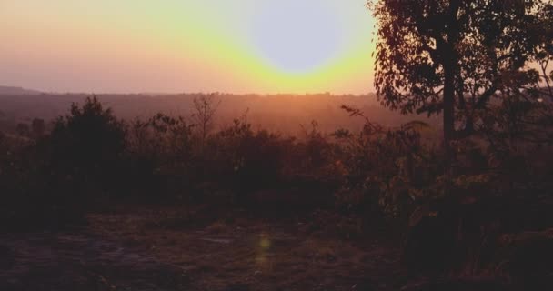 Napnyugta ragyog az Arany Sárga árnyalattal a hegy tetején — Stock videók