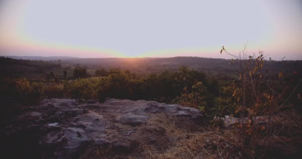 Een volledig shot uitzicht op een prachtig landschap op de top van een heuvel — Stockvideo