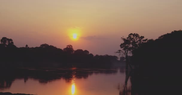 Um fascinante Panorama do Pôr-do-Sol junto ao Rio Sereno — Vídeo de Stock