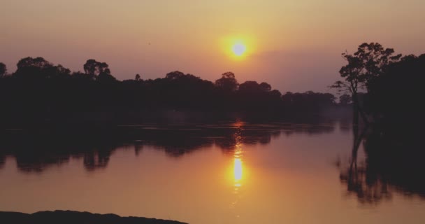 Vue spectaculaire du coucher du soleil sur la rivière Tranquille — Video