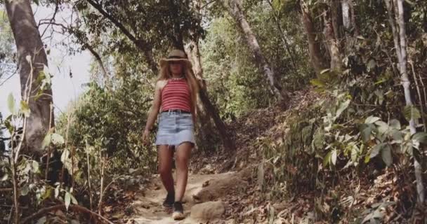 Dobrodružné ženské turistické toulky po strmé stezce v lese za denního světla — Stock video