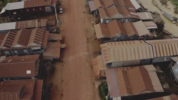 Utforska en lokal kambodjansk gemenskap genom en drönare — Stockvideo