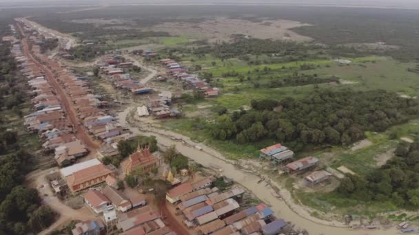 Uma paisagem esplêndida tirada de um drone exibindo o charme do Camboja — Vídeo de Stock