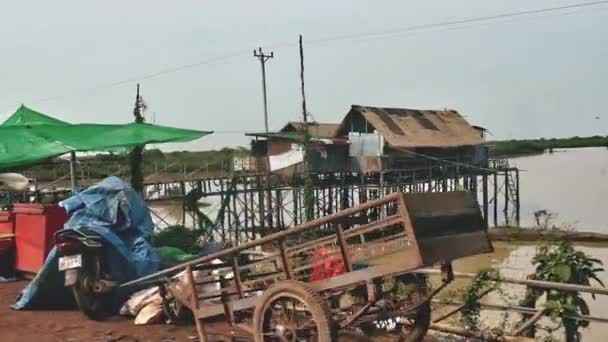 커피 색깔의 강에 자리잡고 있는 기울어진 집 — 비디오