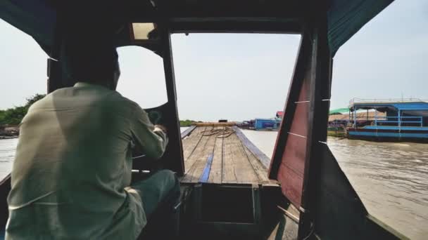 Local Helmsman Steers on a Muddy River — Stock Video