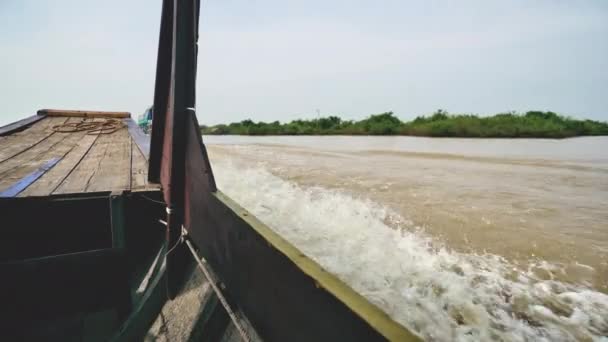 Un río de colores mohosos capturado desde el interior de una lancha de madera — Vídeo de stock