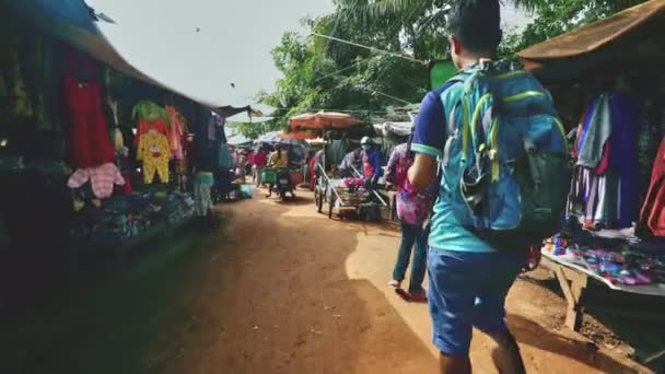 Tracking Shot του ανθρώπου περπατώντας κατά μήκος της Καμπότζης αγορά σε μια ηλιόλουστη μέρα — Αρχείο Βίντεο