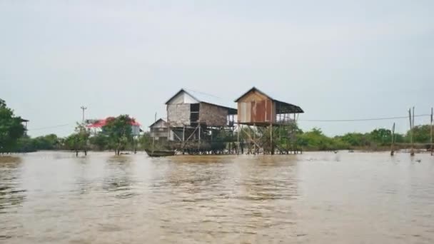 Панельная камера, снятая в местном камбоджийском плавучем доме — стоковое видео