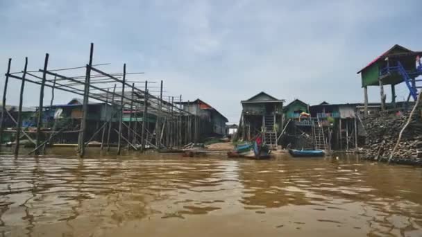 Huizen op Stilts in Floating Village in Cambodja Nam op Lower Viewpoint Schot — Stockvideo